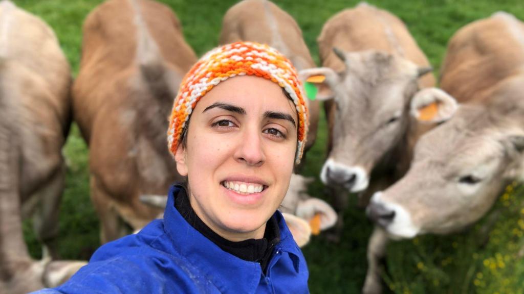 Aída Rodríguez, fundadora de Tu Ternera en Casa, junto a su ganado de vacas.