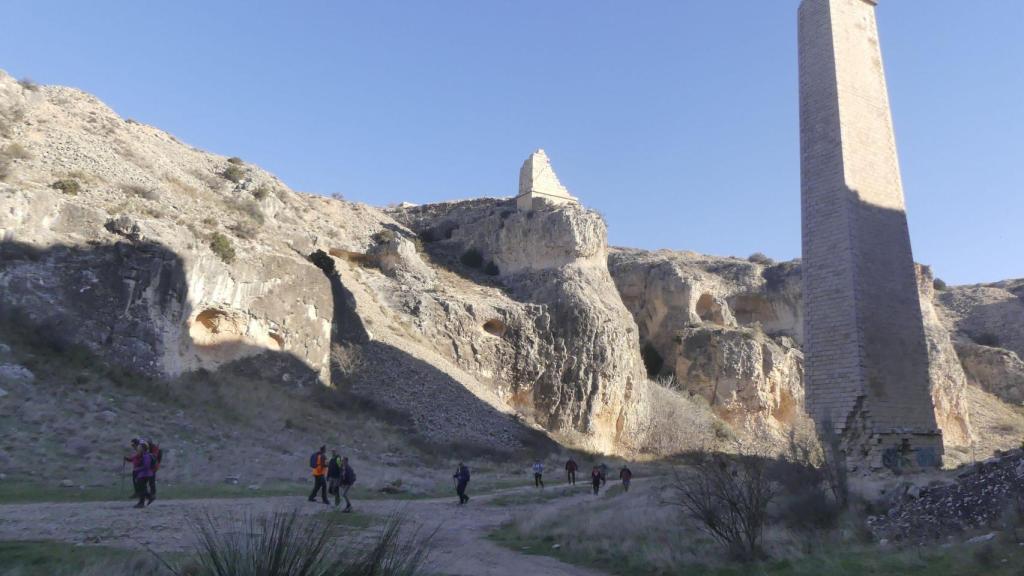 El barranco donde se encuentra la pilastra de la Puebla de Albortón.