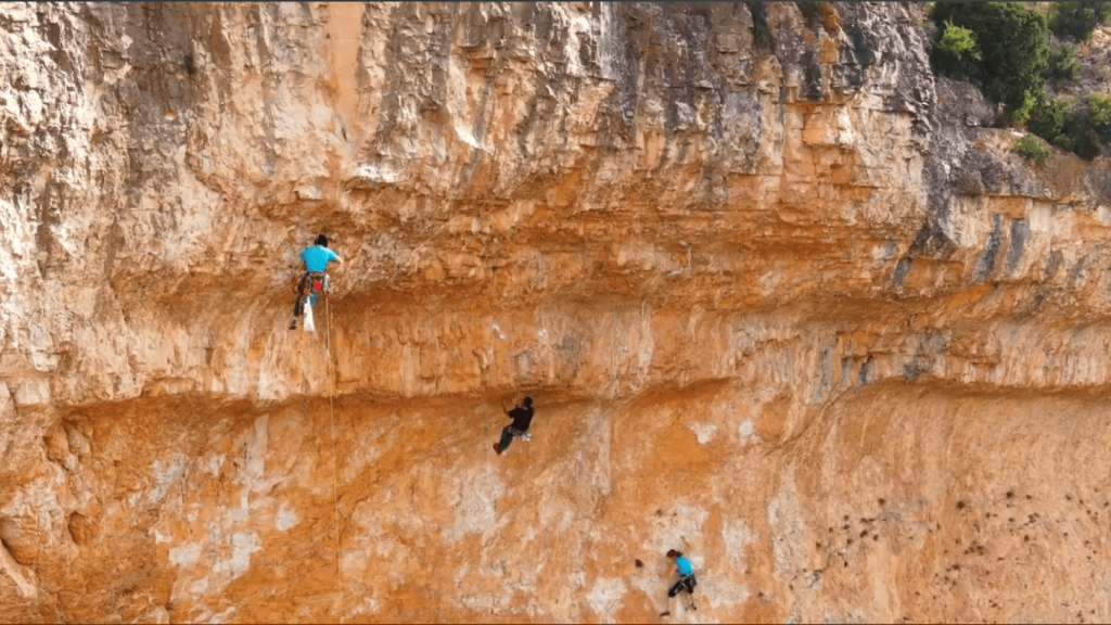 Escalada en la Puebla de Albortón.