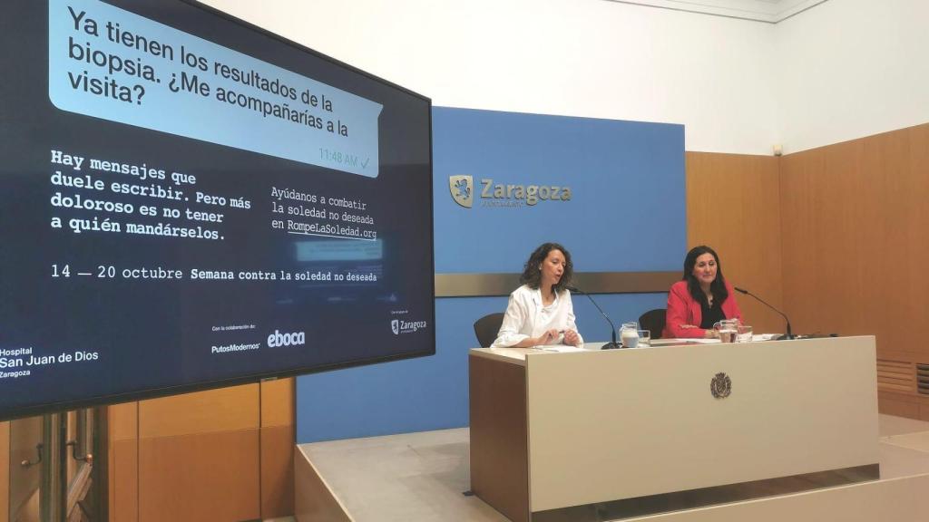 La concejal del Mayor, Paloma Espinosa, junto a la responsable de Obra social y Voluntariado del Hospital San Juan de Dios de Zaragoza, Marga Pérez, en la presentación de la actividad.