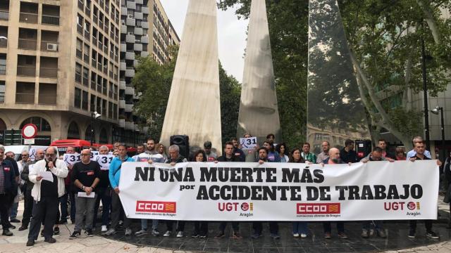 Concentración en repulsa de los 31 fallecidos en accidentes laborales en Aragón