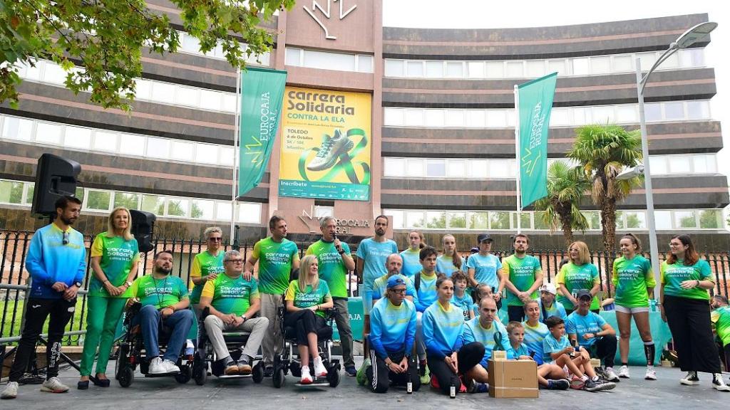 Imagen de la entrega de la recaudación de la carrera solidaria contra la ELA a siete asociaciones españolas