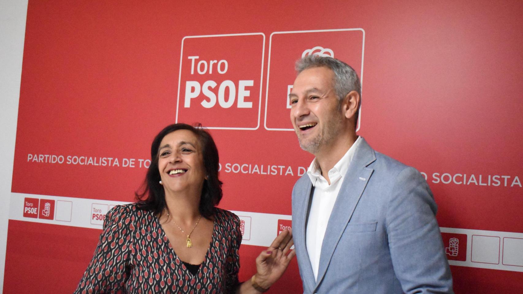 La concejala de Nos Movemos por Toro Ángeles Medina y el edil del PSOE Carlos Rodríguez durante la rueda de prensa conjunta celebrada este lunes en Toro