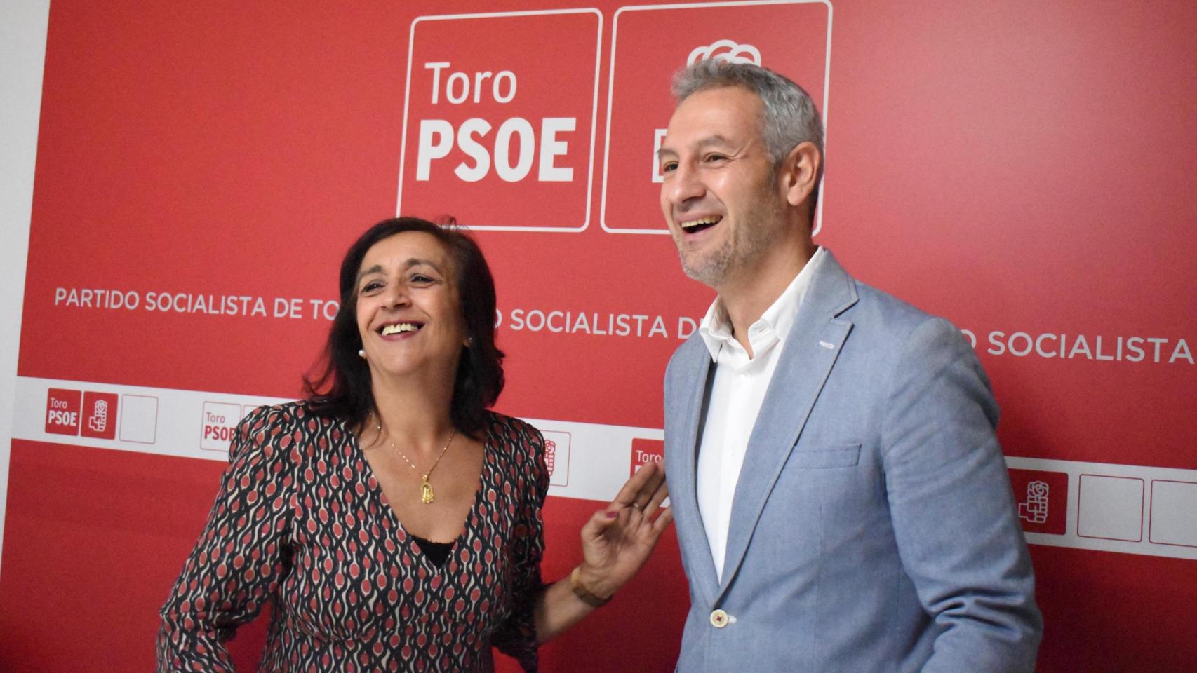 La concejala de Nos Movemos por Toro Ángeles Medina y el edil del PSOE Carlos Rodríguez durante la rueda de prensa conjunta celebrada este lunes en Toro