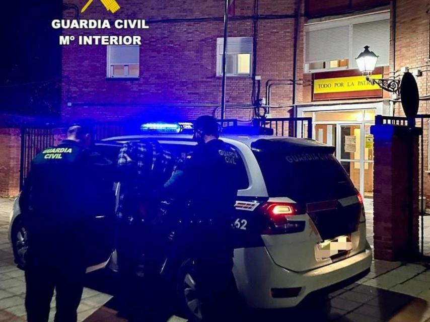 Coche patrulla y agentes de Guardia Civil