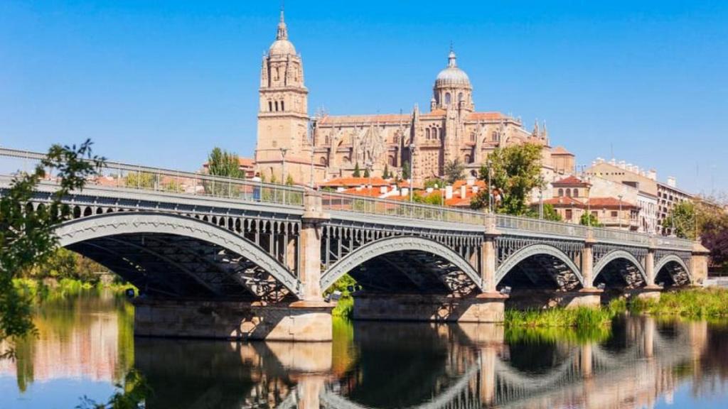 Salamanca, su río y sus catedrales con el puente Enrique Estevan de testigo