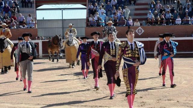 Paseíllo en el coso de Mojados