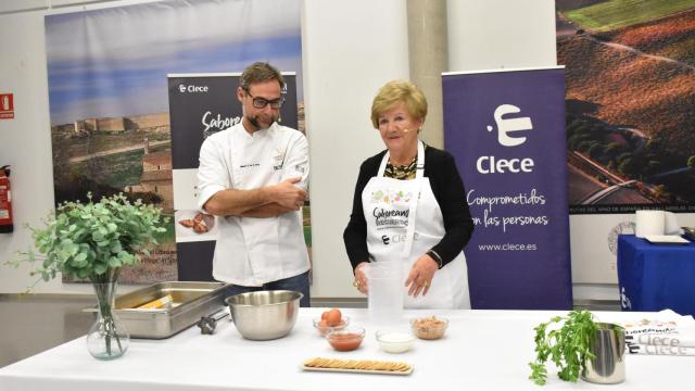 Rosalía y Miguel Ángel de la Cruz elaborando el plato