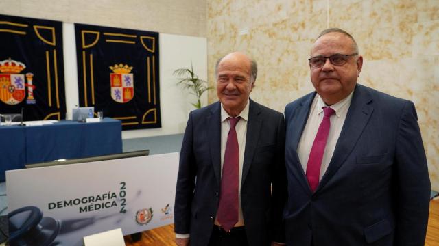 El presidente del Consejo de Colegios Oficiales Médicos de Castilla y León, José Luis Díaz Villarig, junto al consejero de Sanidad Alejandro Vázquez en la presentación del estudio 'Demografía médica en Castilla y León'