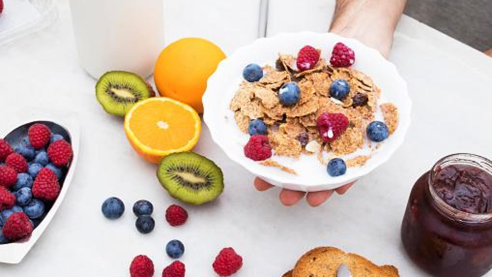 Un desayuno repleto de fruta.