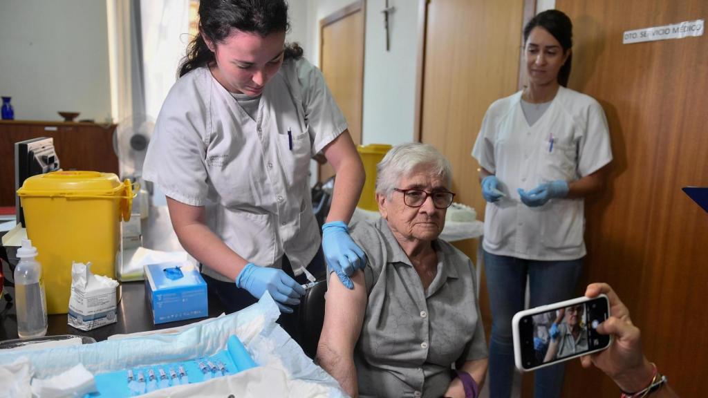 Una mujer recibe las vacunas de gripe y Covid en una residencia de mayores de Malllorca.