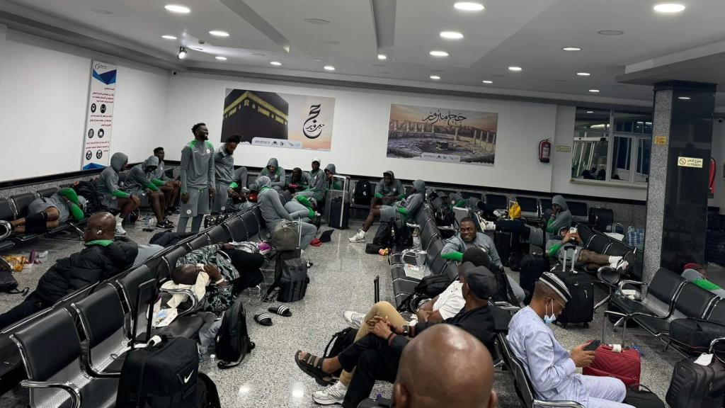 La selección nigeriana, en el aeropuerto durante más de 12 horas.