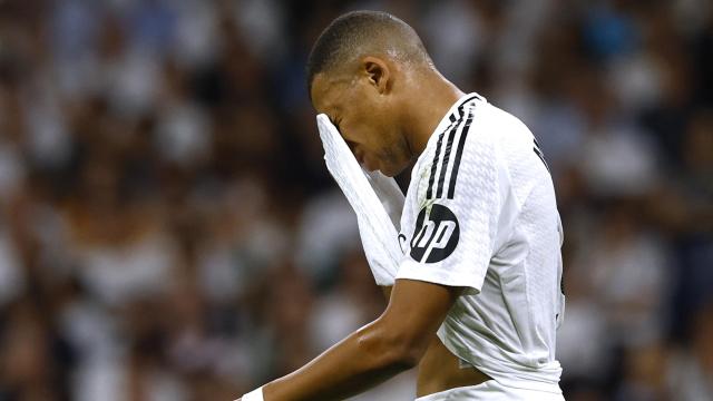 Kylian Mbappé se tapa la cara con la camiseta