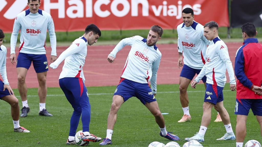 Los jugadores de la selección española entrenan en la previa al partido contra Serbia.