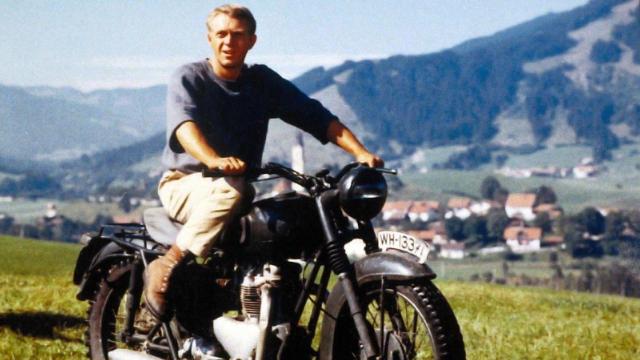 Steve McQueen a lomos de su moto Triumph en 'La gran evasión' (John Sturges, 1963)