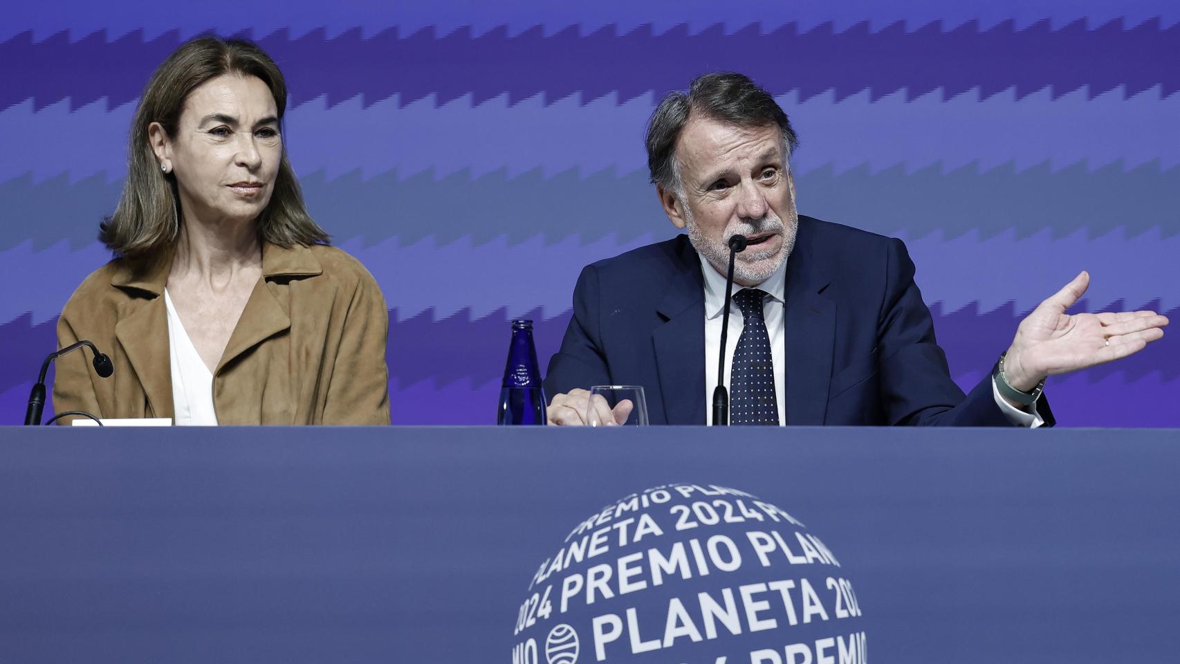 Carmen Posadas (izquierda) y José Creuheras (derecha) durante la rueda de prensa de presentación del 73.º Premio Planeta. Foto: Andreu Dalmau