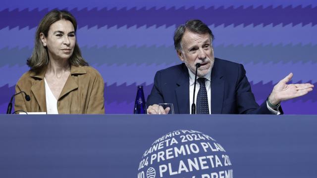 Carmen Posadas (izquierda) y José Creuheras (derecha) durante la rueda de prensa de presentación del 73.º Premio Planeta. Foto: Andreu Dalmau