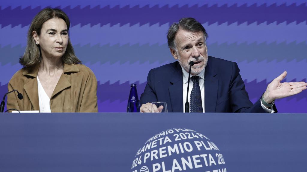 Carmen Posadas (izquierda) y José Creuheras (derecha) durante la rueda de prensa de presentación del 73.º Premio Planeta. Foto: Andreu Dalmau