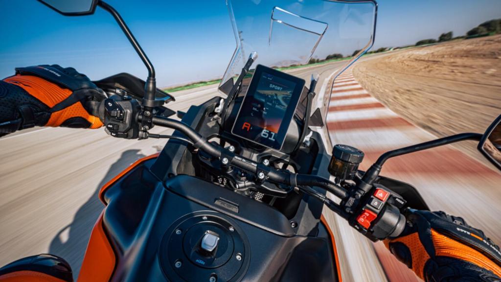 Pantalla V80 con Android Automotive en una moto KTM