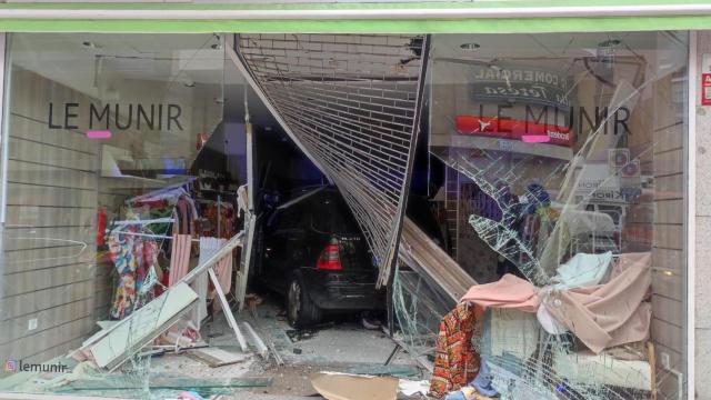 Un vehículo se estrella contra el escaparate de una tienda del barrio de Santa Teresa de Toledo