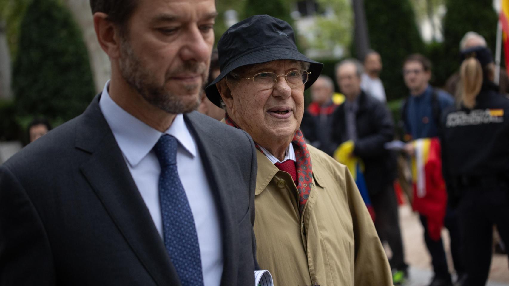 Raúl Morodo, exembajador en Venezuela, junto a su hijo Alejo, en la Audiencia Nacional.