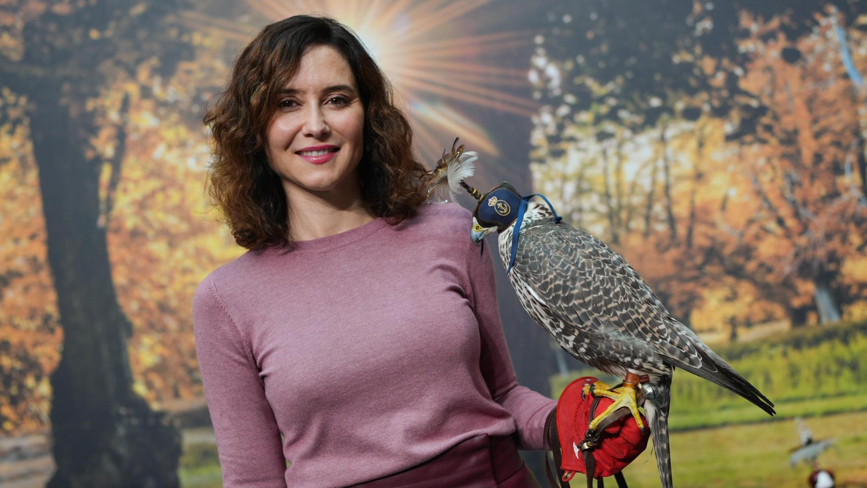 Isabel Díaz Ayuso posa con un halcón en la Real Casa de Correos.