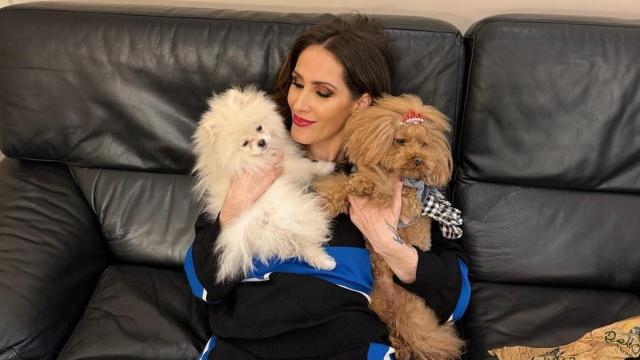 Malú junto a sus dos perros en un sofá.