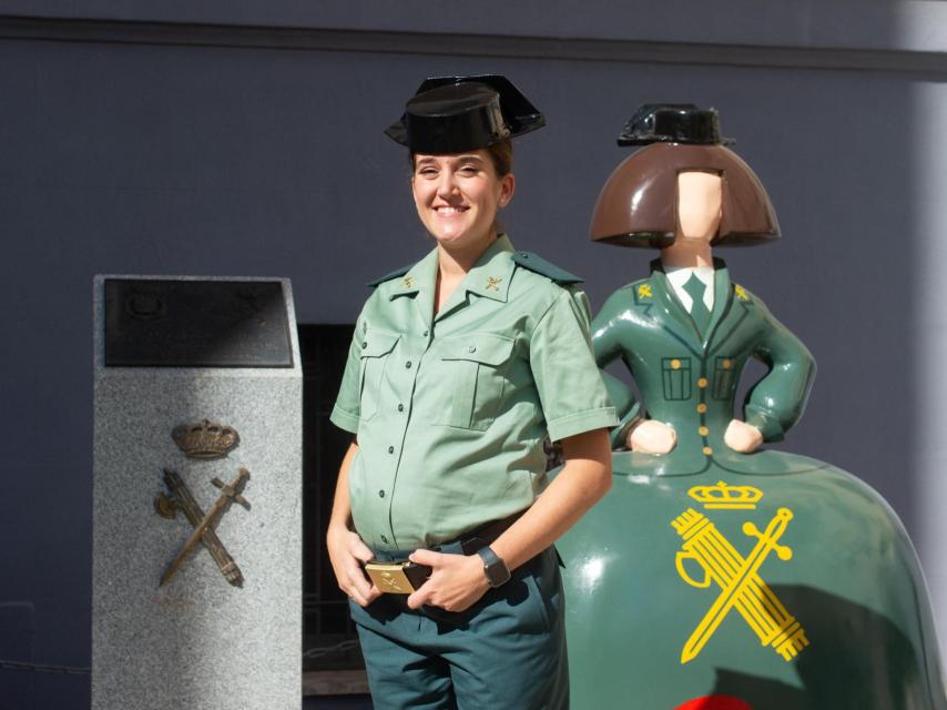 Miranda posa con le menina del 35 Aniversario Mujeres en la Guardia Civil.