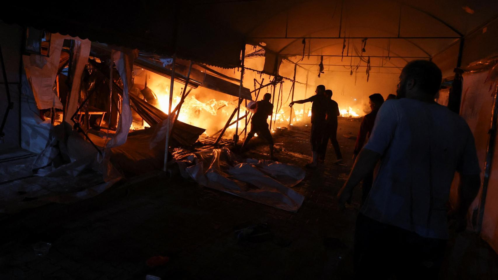 Un incendio en un campo de refugiados en Gaza tras un bombardeo israelí.