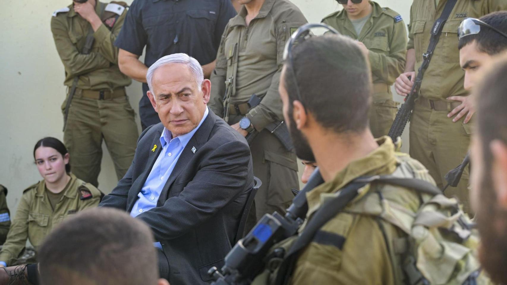 El primer ministro de Israel, Benjamín Netanyahu, visita este lunes la base militar de Golani.