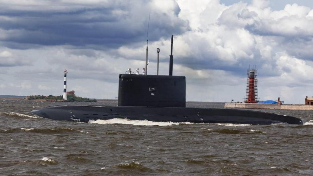 Submarino hermano del Yakuts, en un desfile militar naval de Rusia en 2023