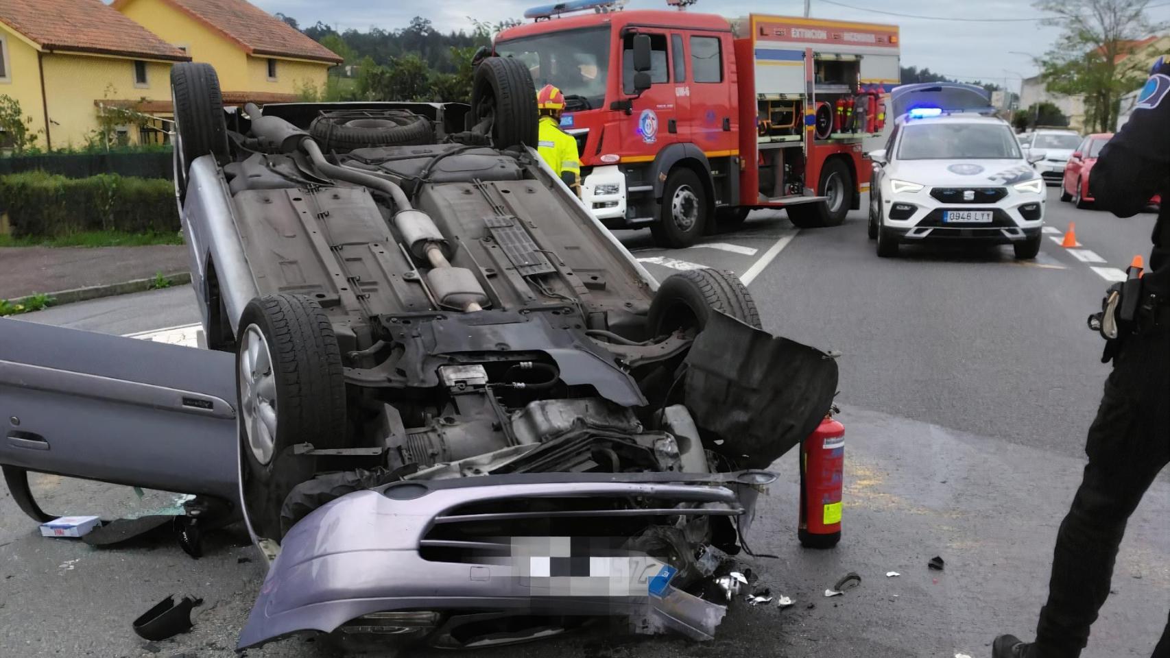 El coche quedó totalmente volcado