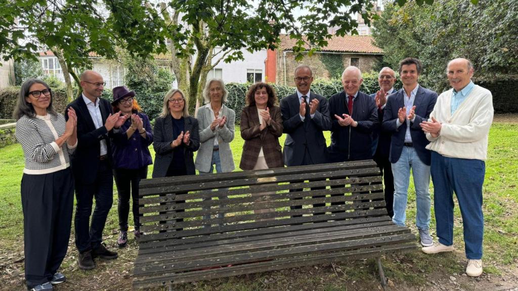 Colocación de la placa en honor al matemático José Rodríguez,  en el Parque de las Ciencias de Santiago.