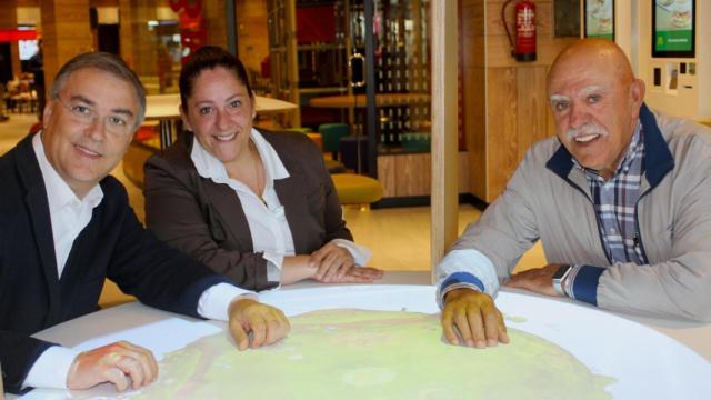 José Manuel López (derecha) junto a su hija Katty y Pedro Corral en la inauguración de McDonald's en Marineda City.