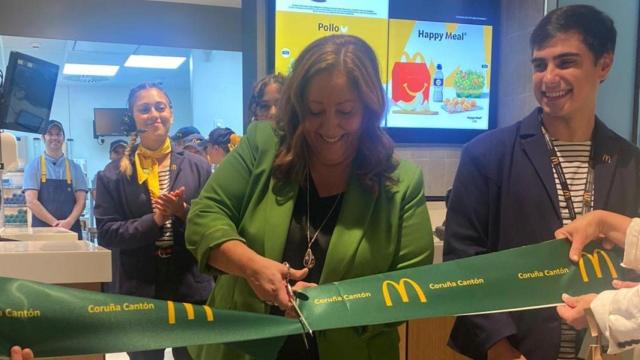 Katty López inaugura el McDonald's de Los Cantones en A Coruña.