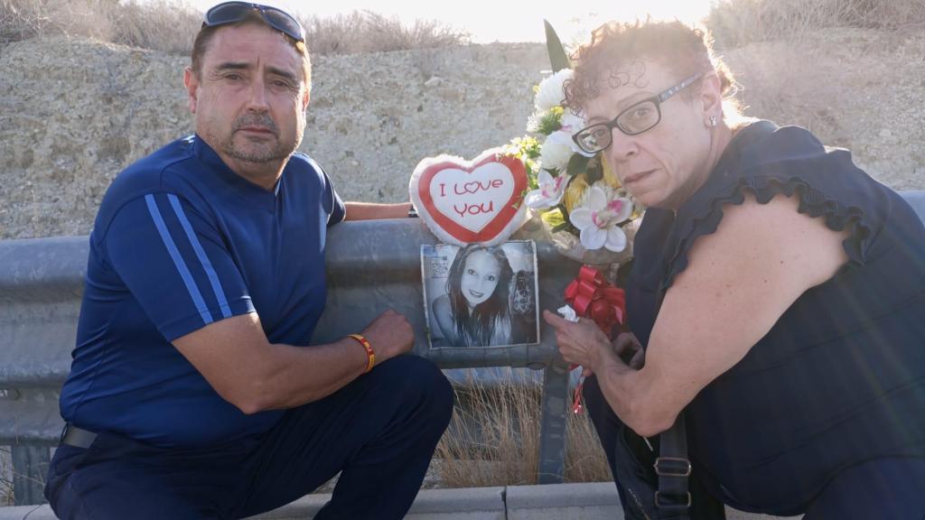 Blas y Ana Luisa, junto a la imagen de la difunta Ana Rodríguez Marco, en la carretera del puente del río Chícamo de Abanilla donde la joven fue atropellada mortalmente en septiembre de 2015.