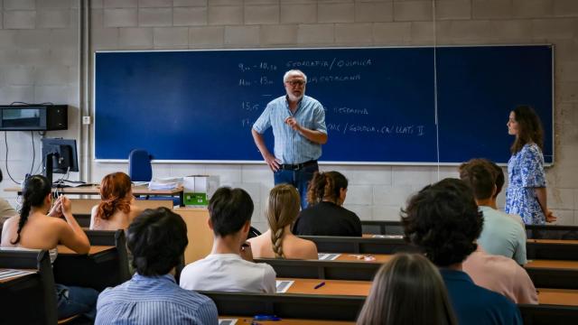 Un profesor de Universidad durante el examen de Selectividad de 2024