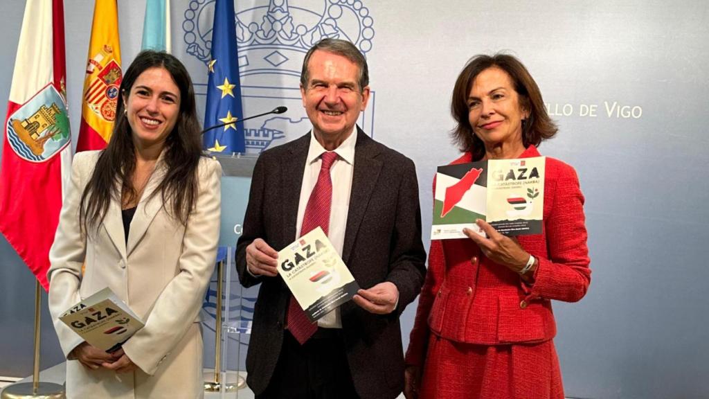 Raquel Casas, de Juezas y Jueces para la Democracia2; Abel Caballero, alcalde de Vigo y Lola Galovart, de la ONG Hoy por ti.