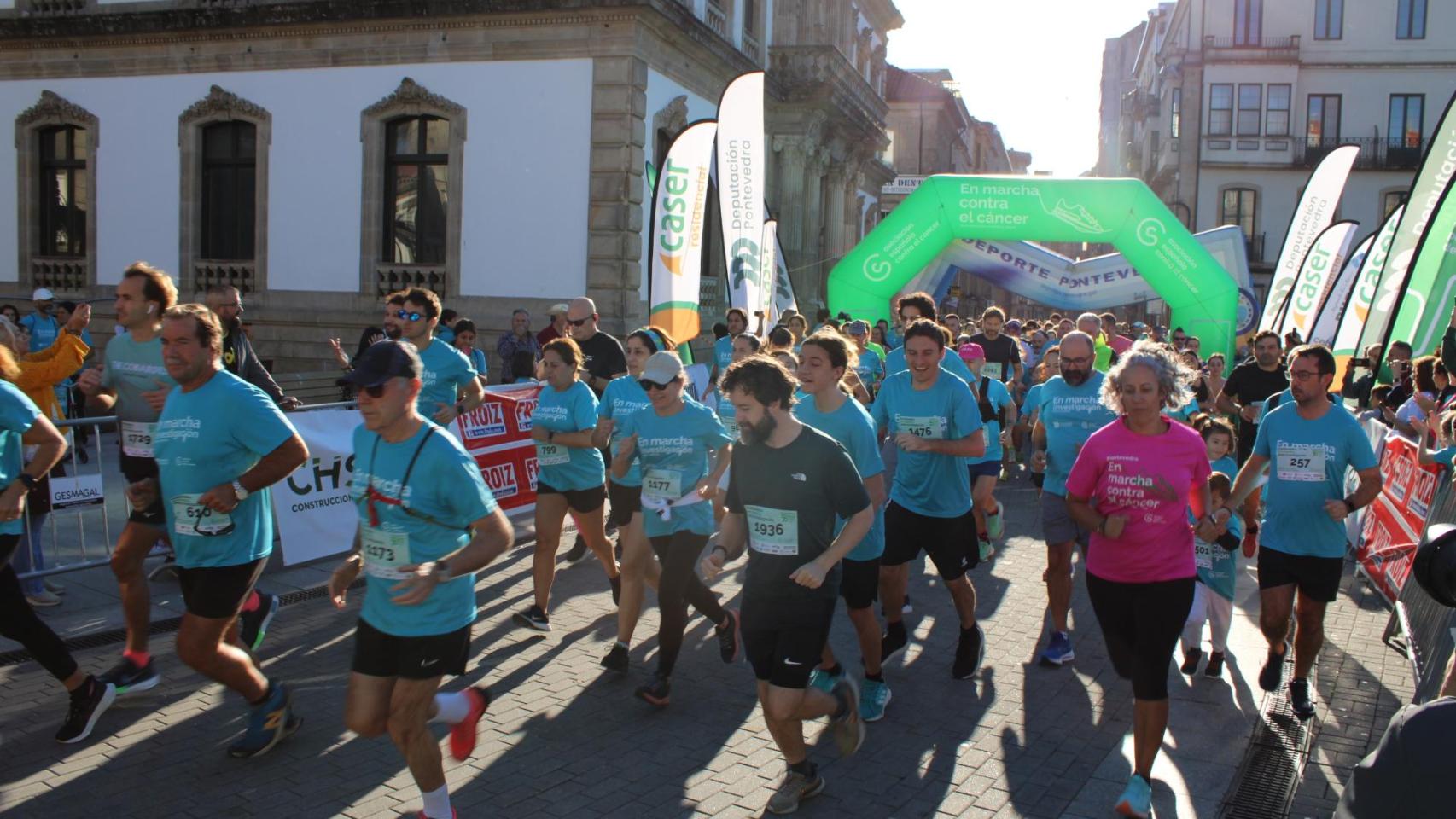 Salida de la Marcha contra el Cáncer en Pontevedra.