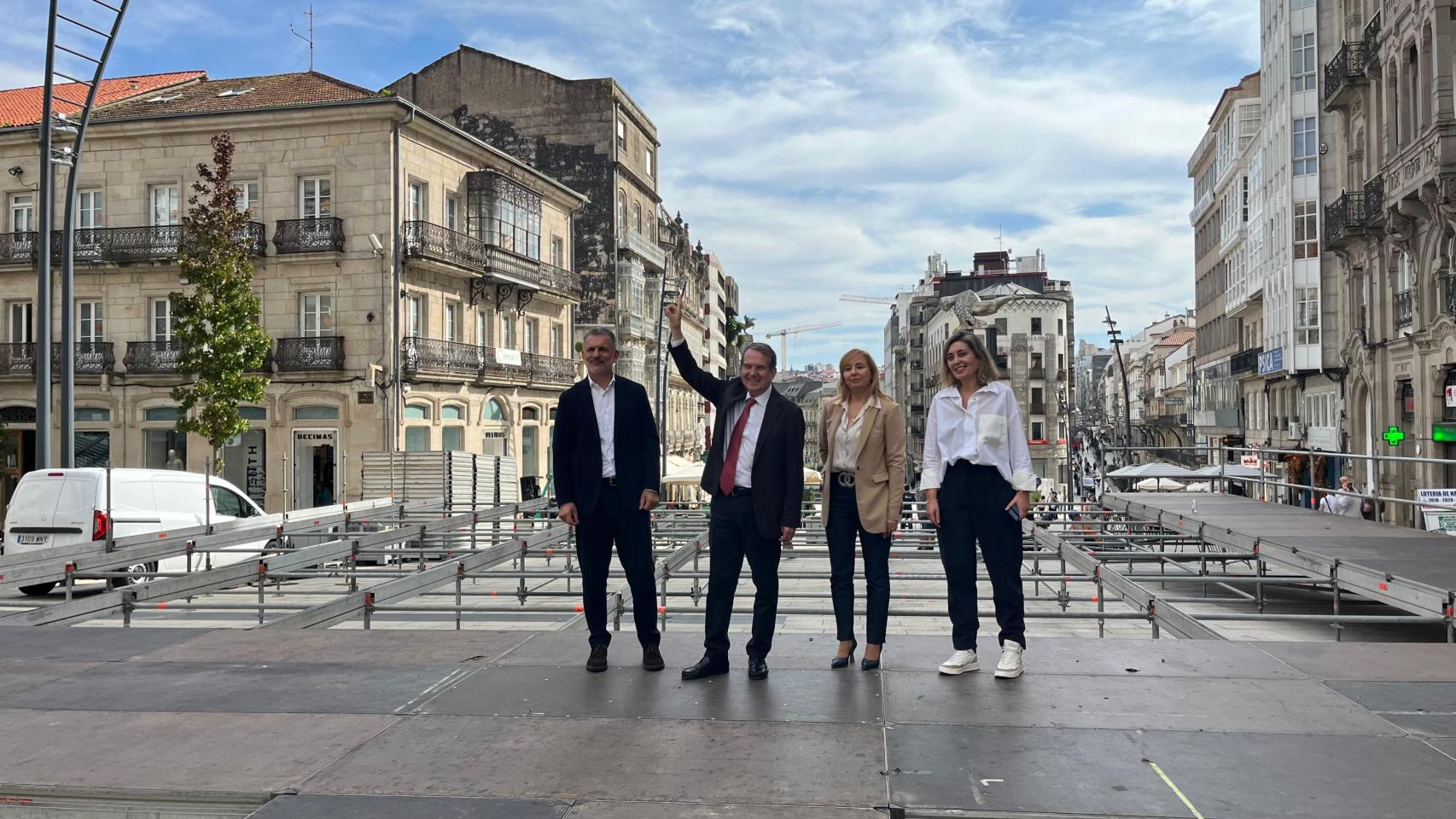 Abel Caballero presentando el comienzo del montaje del árbol