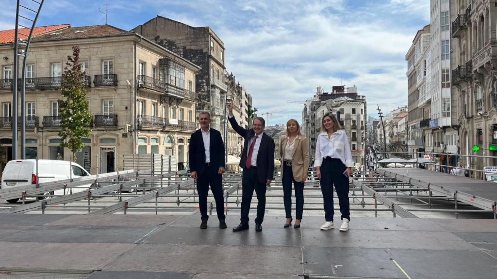 Abel Caballero presentando el comienzo del montaje del árbol este lunes.