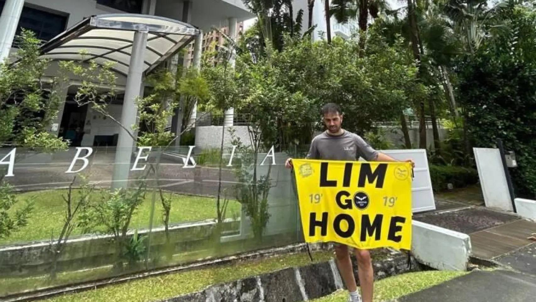 Dani Cuesta con la pancarta contra Lim en Singapur