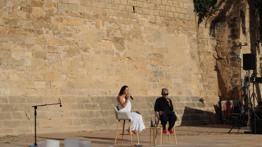 Deepak Chopra y Mariana Salinas guiando la meditación por la paz en Palma de Mallorca