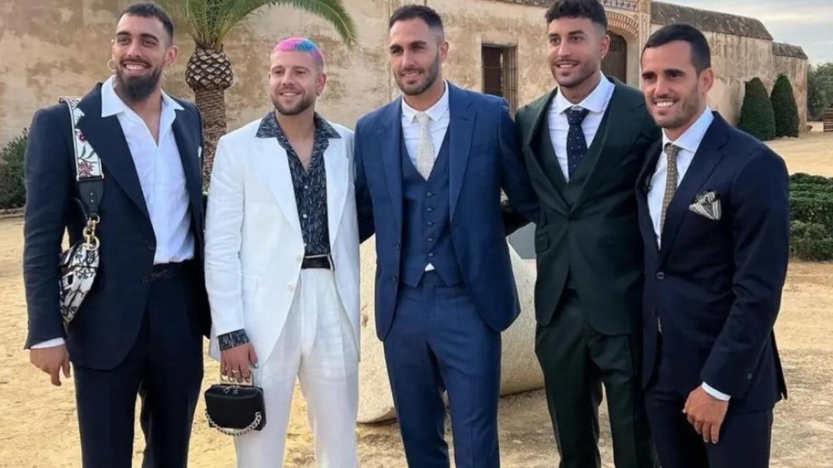 Borja Iglesias y Aitor Ruibal, con un bolso en una boda.