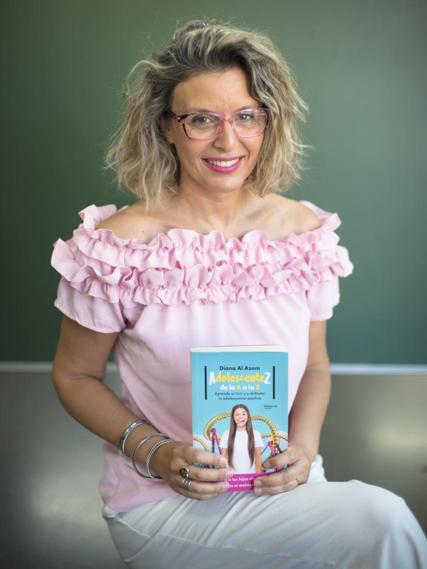 Diana Al Azem posa con su nuevo libro: '¡Quiero entenderte!'.