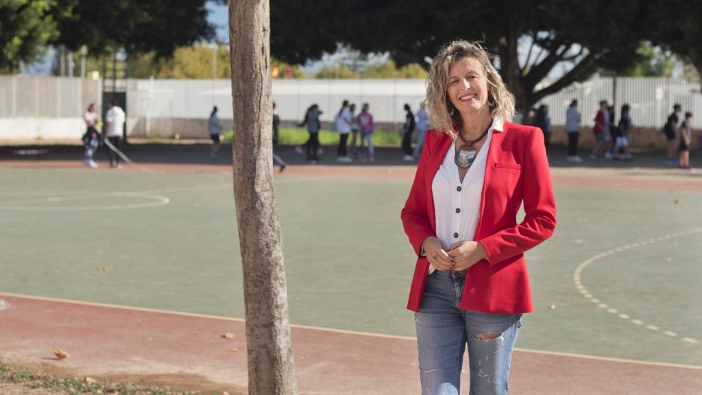 Diana Al Azem se pasea por el patio de un centro educativo.