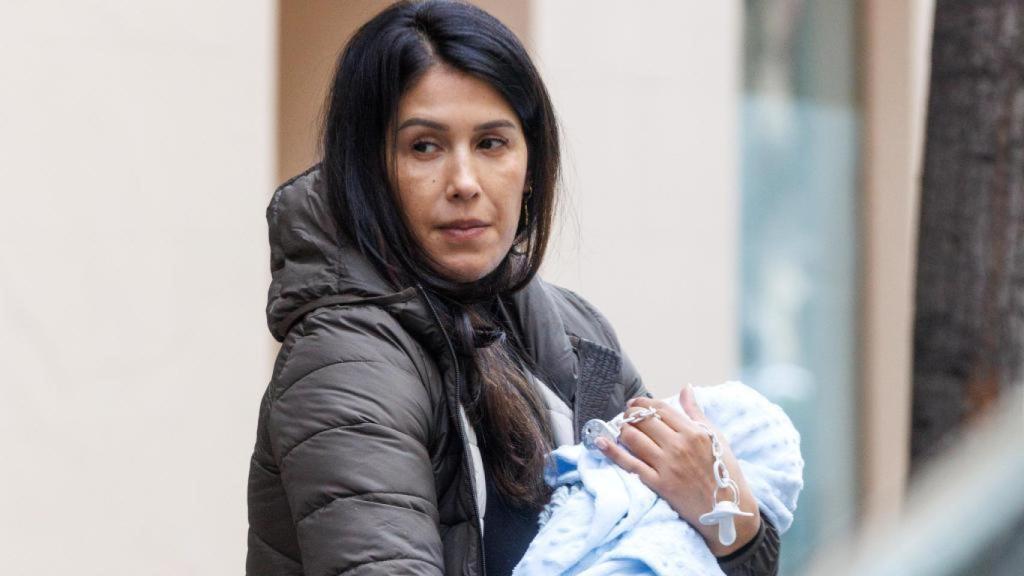 Gabriela Guillén junto a su hijo, en una fotografía captada en Madrid, el pasado mes de febrero.