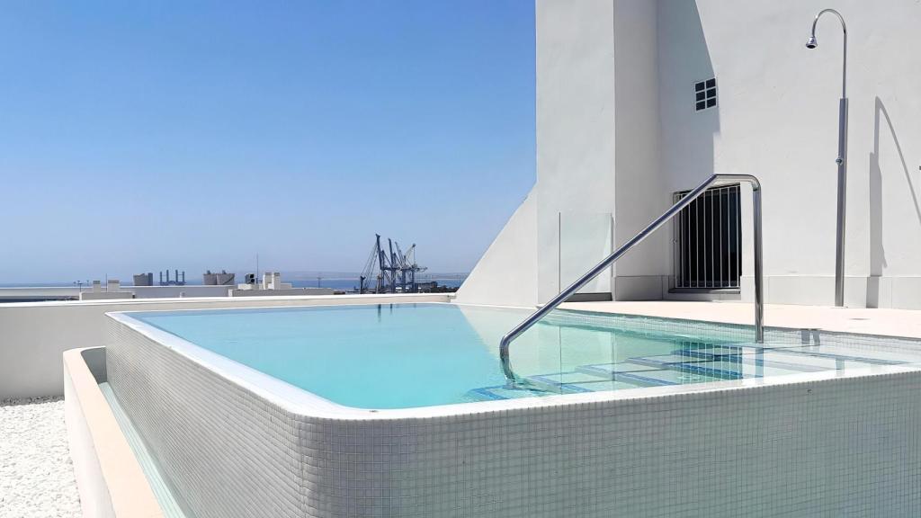 Piscina en la cubierta de la promoción Savery de AEDAS Homes entregada en Alicante, en Benalúa Sur.