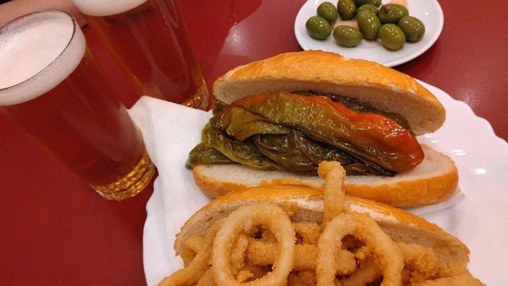 Un bocadillo de calamares y uno de pimientos verdes de La Campana.