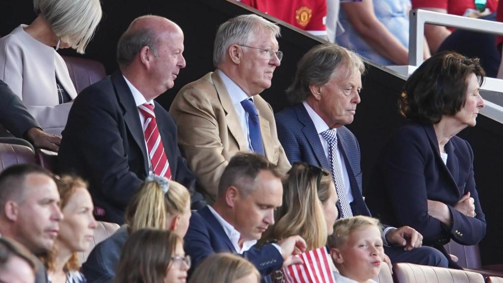 Sir Alex Ferguson, en el centro de la imagen, durante un partido del Manchester United